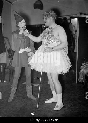 LA PANTOMIME DE NOËL DE la WAAF les membres de la Women's Auxiliary Air Force ont présenté une pantomime de Noël, dont les recettes iront à l'aide du Fonds Spitfire. La pantomime « Cendrillon des bois » est extrêmement d'actualité, y compris des scènes telles que « le barrage de ballons » et « le bureau du code et du chiffrement au siège de Robin des bois ». Photo montre : Wing commander Evan Evans, qui joue la fée Gwendolin, donnant une lumière à Robin des bois, joué par Aircraftswoman Green. 23 décembre 1940 Banque D'Images