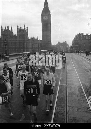 LONDON-BRIGHTON WALK, D'ABORD DEPUIS HUIT ANS, COMMENCE À WESTMINSTER relancé après huit ans, la marche annuelle du club de randonnée de Surrey de londres à Brighton a commencé à Westminster. Il y a eu 119 entrées. Photo montre : les concurrents traversant Westminster Bridge au début de la course. 14 septembre 1946 Banque D'Images