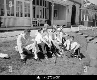 Sunningdale , Berkshire, Angleterre : trois golfeurs juniors américains, qui rencontrent une équipe junior d'Angleterre à Sunningdale demain et jeudi, discutant iwth leurs adversaires alors que le soleil flamboyait sur le parcours pendant une séance d'entraînement aujourd'hui. De gauche à droite : Ronnie Schwarzel, de Pittsburgh (États-Unis) ; Keith Warren (Angleterre) ; Foster Bradley, de Californie; Norman Jenson (Angleterre), Allen Geiberger de Californie et Peter Wood (Angleterre). Devant Garry Gibberson (Angleterre).31 août 1954 Banque D'Images