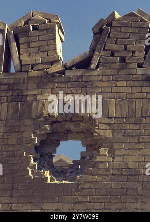 Première Guerre du Golfe : 8 mars 1991 dommages causés par des obus ou des roquettes à un mur du palais de Seif, maison de l'émir à Koweït City. Banque D'Images