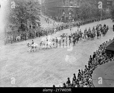 LES VISITEURS DE GUERRE DÉFILENT À TRAVERS LONDRES ALORS QUE DES MILLIONS de personnes ACCLAMENT la route, une colonne de marche de 21000 soldats de tout l'Empire britannique et des pays alliés et une colonne mécanisée de 480 véhicules allant des jeeps aux engins de combat blindés les plus lourds traversent les rues de londres pour célébrer le jour de la victoire. Des commandants célèbres ont conduit dans la procession et des contingents spéciaux ont représenté les travailleurs et les défenseurs du Front intérieur. Le roi George, qui était accompagné d'autres membres de la famille royale, a pris le salut dans le Mall. Photos : King George Banque D'Images