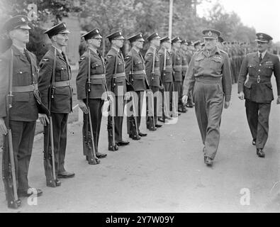 LE COMMANDANT EN CHEF DE L'INDE REND VISITE AÉRIENNE À LA MAISON POUR LE DÉFILÉ DE LA VICTOIRE - LE PLUS RÉCENT FIELD MARSHAL. - - Le maréchal Sir Claude Auchinleck, commandant en chef, Inde, est arrivé à l'aérodrome de Northolt, près de Londres, pour participer au défilé du jour de la victoire le 8 juin, lorsque les troupes et les travailleurs de guerre du Commonwealth britannique et les militaires des Nations alliées défileront à travers Londres. Sir Claude, qui n'a été promu maréchal que récemment, repart pour l'Inde deux jours après la parade. - Photos : le maréchal Sir Claude Auchinleck quittant son avion à l'arrivée à Northolt. - 4 juin 1946 Banque D'Images