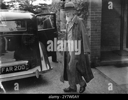 BERNARD SHAW PART EN VOITURE POUR SON 90e ANNIVERSAIRE M. George Bernard Shaw a célébré son 90e anniversaire avec un trajet en voiture de sa maison à Ayot Lawrence, Hertfordshire, bien qu'il ait presque décidé de passer la journée à travailler comme d'habitude. Pendant ce temps, félicitations pour la littérature le plus distingué nonogénarien versé dans le téléphone et le courrier. Photo montre : Bernard Shaw portant un long imperméable alors qu'il partait pour son voyage d'anniversaire. 26 juillet 1946 Banque D'Images