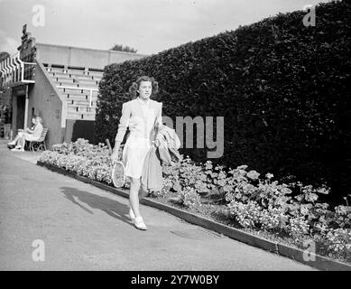 FILLE DE 17 ans ATTENDUE POUR REMPORTER LE PREMIER TITRE À WIMBLEDON Un avenir de championnat est prévu pour Miss Patsy Rogers, 17 ans, qui devrait succéder à Mme Kay (Stammers) Menzies et Jean Bostock en tant que championne junior de tennis sur gazon d'Angleterre à Wimbledon cette semaine. Mlle Rogers est la fille du capitaine F d Rogers, le professionnel du comté de Kent. Elle a commencé à jouer au tennis à l'âge de neuf ans et a remporté l'année dernière les quatre titres juniors. Elle a un puissant entraînement à travers le court jusqu'au coin de la main arrière, et depuis regarder le service des filles américaines à Wimbledon s'est entraîné à Banque D'Images