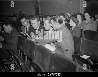 JEUNES AGRICULTEURS À LONDRES - INVITÉS DE FRANCE la Fédération nationale des clubs de jeunes agriculteurs a tenu son Assemblée générale annuelle au Central Hall, Westminster, Londres. Une délégation de jeunes agriculteurs de France était venue assister à la réunion et comparer les notes avec leurs collègues anglais. Photos : les jeunes agriculteurs français à la rencontre à Londres, à droite - Pierre Lannes, des basses Pyrénées, Robert Louppe, de la Meuse, Marcel Bruel, de l'Aveyron, dans le centre Hall, Londres. 16 mai 1946 Banque D'Images