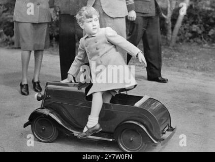 PRINCE GUILLAUME DE GLOUCESTER VA CONDUIRE - ET RENCONTRE UN PIÉTON NÉGLIGENT? Le prince William Henry Andrew Frederick, fils aîné et héritier du duc de Gloucester (frère du roi George VI), gouverneur général d'Australie, est maintenant âgé de quatre ans et demi et un automobiliste passionné, mais a ses moments d'anxiété. Ces photos ont été prises lorsque le prince William est allé faire un tour en voiture dans sa voiture à moteur One Boy dans le domaine de Government House, Canberra. Photo montre : Prince William a un mauvais moment, et sort de la voiture pour enquêter. Peut-être un piéton négligent? Un automobiliste ne peut pas être trop prudent sur t Banque D'Images