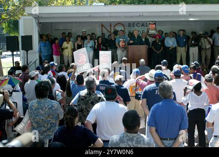Pleasanton, Calif.,--le gouverneur de Californie Gray Davis prononce un discours lors du 46e pique-nique annuel de la Fête du travail pour le Conseil central du travail du comté d'Alameda le lundi 1er septembre 2003. Avec un peu plus d'un mois de distance, les candidats à l'élection de rappel du gouverneur de Californie faisaient campagne dans tout l'État le jour de la fête du travail. Banque D'Images