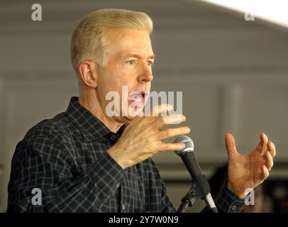 Pleasanton, Calif.,--le gouverneur de Californie Gray Davis prononce un discours lors du 46e pique-nique annuel de la Fête du travail pour le Conseil central du travail du comté d'Alameda le lundi 1er septembre 2003. Avec un peu plus d'un mois de distance, les candidats à l'élection de rappel du gouverneur de Californie faisaient campagne dans tout l'État le jour de la fête du travail. Banque D'Images