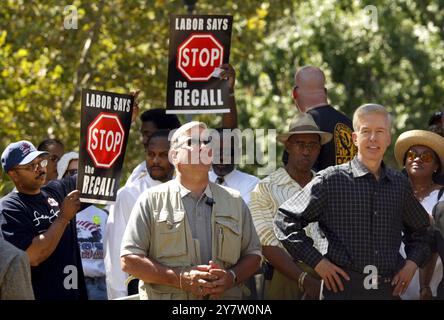 Pleasanton, Calif.,--le gouverneur de Californie Gray Davis attend de prononcer un discours lors du pique-nique annuel de la 46e fête du travail pour le Conseil central du travail du comté d'Alameda le lundi 1er septembre 2003. Avec un peu plus d'un mois de distance, les candidats à l'élection de rappel du gouverneur de Californie faisaient campagne dans tout l'État le jour de la fête du travail. Banque D'Images