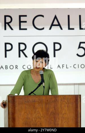 Pleasanton, Calif.,--U.S. La sénatrice Barbara Boxer présente le gouverneur californien Gray Davis au 46e pique-nique annuel de la fête du travail pour le Conseil central du travail du comté d'Alameda, le lundi 1er septembre 2003. Avec un peu plus d'un mois de distance, les candidats à l'élection de rappel du gouverneur de Californie faisaient campagne dans tout l'État le jour de la fête du travail. Banque D'Images