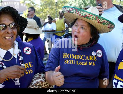 Pleasanton, Calif.,--les membres de la section locale 616 encouragent le gouverneur de Californie Gray Davis alors qu'il prononce un discours lors du 46e pique-nique annuel de la fête du travail pour le Conseil central du travail du comté d'Alameda le lundi 1er septembre 2003. Avec un peu plus d'un mois de distance, les candidats à l'élection de rappel du gouverneur de Californie faisaient campagne dans tout l'État le jour de la fête du travail. Banque D'Images