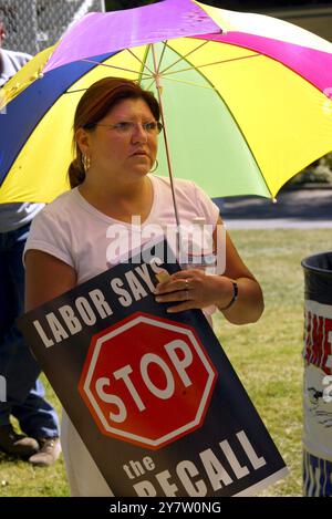 Pleasanton, Calif.,--Gloria Florez de Fremont Calif., écoutez le gouverneur de Californie Gray Davis prononcer un discours lors du 46e pique-nique annuel de la fête du travail pour le Central Labor Council du comté d'Alameda le lundi 1er septembre 2003. Avec un peu plus d'un mois de distance, les candidats à l'élection de rappel du gouverneur de Californie faisaient campagne dans tout l'État le jour de la fête du travail. Banque D'Images
