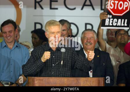 Pleasanton, Calif.,--le gouverneur de Californie Gray Davis prononce un discours lors du 46e pique-nique annuel de la Fête du travail pour le Conseil central du travail du comté d'Alameda le lundi 1er septembre 2003. Avec un peu plus d'un mois de distance, les candidats à l'élection de rappel du gouverneur de Californie faisaient campagne dans tout l'État le jour de la fête du travail. Banque D'Images