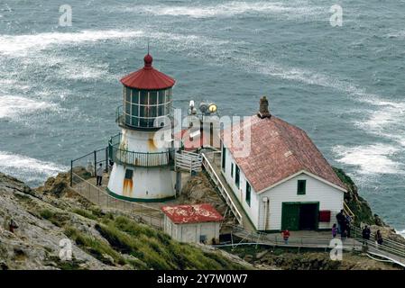 Point Reyes, Calif.,-- les phares de point Reyes vieux de 132 ans se sont accrochés à la mer battue comme il a été exposé au brouillard, au vent et au soleil alors que la balise et la corne de brouillard avertissent les mers. La lentille originale du phare a été conçue en 1823 par un ingénieur français désenchanté, Augustine Fresnel. Outre l'utilisation maritime, son invention qui concentrait la lumière rayonnante dans un faisceau horizontal, a été construite en 1870. Vingt-quatre panneaux verticaux dans la lentille grossissent la lumière à travers 1 032 prismes de cristal. Les rideaux sont fermés autour de la lentille chaque jour pour empêcher les rayons du soleil de commencer f Banque D'Images