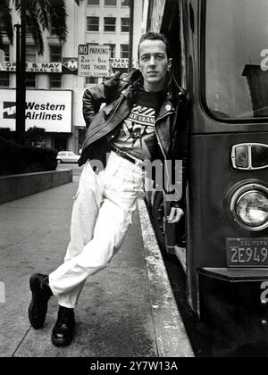 San Francisco, CA : 1985. Joe Strummer Punk icône et plomb pécheur pour le Clash à Union Square à San Francisco, Californie. Strummer meurt d'une crise cardiaque à l'âge de 50 ans le dimanche 22 décembre 2002 dans sa ferme de Bloomfield, Somerset, dans le sud-ouest de l'Angleterre. Banque D'Images