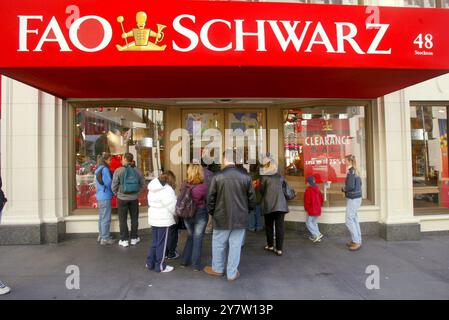 San Francisco, Calif.,-- la société mère de FAO Schwarz, en difficulté, a déclaré qu'elle prévoyait de fermer jusqu'à 70 magasins d'ici mars 2003 pour éviter la faillite. Selon le San Francisco Chronicle, le magasin de jouets haut de gamme de San Francisco fermera en février. Le 29 décembre 2002, alors que les clients attendent l'ouverture du magasin. Banque D'Images