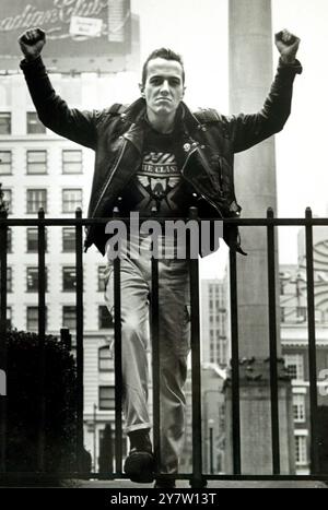 San Francisco, CA ; Joe Strummer Punk icône et plomb pécheur pour The Clash in Union Square à San Francisco, Calif, en 1985. Strummer est mort d'une crise cardiaque à l'âge de 50 ans le dimanche 22 décembre 2002 dans sa ferme de Bloomfield, Somerset, dans le sud-ouest de l'Angleterre. Banque D'Images