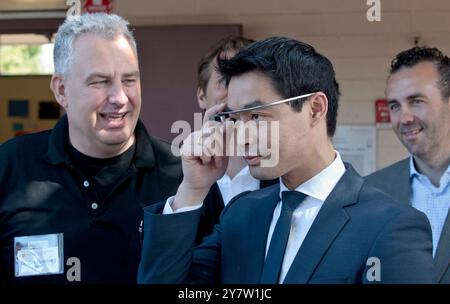 Dr Philipp Rösler le ministre fédéral de l'économie et de la technologie pour l'Allemagne tente un pare-brise de Google Glass neuf lors d'une visite à l'école internationale allemande de la Silicon Valley, à Mountain View, Californie, le mardi 22 mai, 2013. Banque D'Images