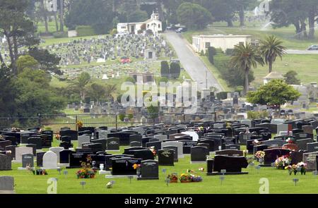 COLMA, Californie : la ville de Colma, à seulement neuf miles au sud de San Francisco, bien connue pour être la seule ville au monde dont le seul but est de préserver et de protéger les morts. Colma n'a pas d'écoles, d'églises ou d'épiceries. C'est la seule ville incorporée au monde où les morts sont plus nombreux que les vivants. 20 août 2002. Banque D'Images