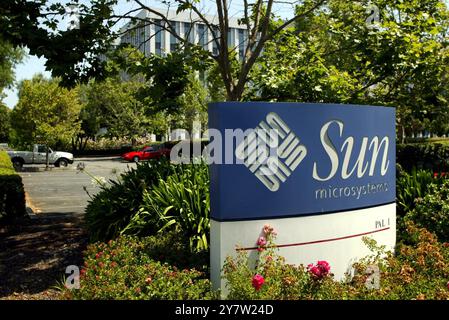Palo Alto, Calif.,-- le parking des sièges sociaux de Sun Microsystems est vide le mardi 2 juillet 2002 parce que Sun a fermé pour la semaine du 4 juillet. Avec l'écononie en baisse, beaucoup d'autres entreprises de haute technologie dans la Silicon Valley ont également fermé, pour la semaine du 4 juillet et en disant à leurs employés de rester à la maison. Photo prise le mardi 2 juillet 2002. Banque D'Images