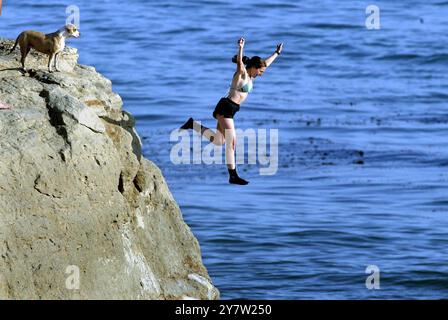 Santa Cruz, Californie : les membres d'une fête d'anniversaire célèbrent en sautant d'une falaise au bout de Lighthouse point et dans l'océan Pacifique. Il est illégal de sauter de la falaise et dans l'océan Pacifique. Depuis 1976, 52 personnes sont mortes le long des falaises côtières. 3 juin 2002 Banque D'Images