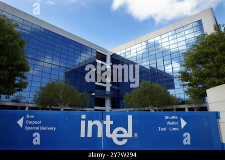 Santa Clara, Californie-,--les sièges sociaux d'Intel à Santa Clara , Calif. ntel fournit aux industries de l'informatique et des communications des puces, des cartes, des systèmes et des blocs de construction logiciels qui sont les « ingrédients » des ordinateurs, des serveurs et des produits de réseau et de communication. Photo prise le jeudi 19 avril 2002. Banque D'Images