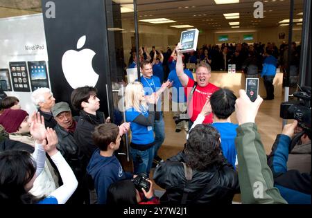 Palo Alto, Californie - 3 avril 2010 homme sortant du magasin Apple tenant son nouvel ipad. Il a commencé à attendre en ligne à 11h le vendredi 2 avril 2010 pour être le premier à Palo Alto à posséder un nouvel iPad. Banque D'Images