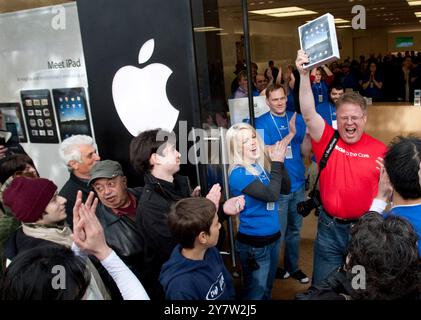 Palo Alto, Californie - 3 avril 2010 homme sortant du magasin Apple tenant son nouvel ipad. Il a commencé à attendre en ligne à 11h le vendredi 2 avril 2010 pour être le premier à Palo Alto à posséder un nouvel iPad. Banque D'Images