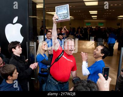 Palo Alto, Californie - 3 avril 2010 homme sortant du magasin Apple tenant son nouvel ipad. Il a commencé à attendre en ligne à 11h le vendredi 2 avril 2010 pour être le premier à Palo Alto à posséder un nouvel iPad. Banque D'Images