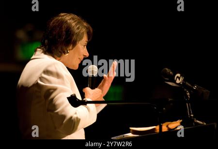 Palo Alto, CA --la députée Anna Eshoo, tente de calmer l'auditoire alors qu'elle répond aux questions de l'auditoire lors d'une Assemblée publique sur les soins de santé le mercredi 2 septembre 2009 à l'école secondaire Gunn. Banque D'Images