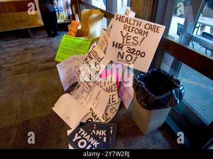 Palo Alto, CA--Une pile d'enseignes dans le hall du théâtre Spangenberg étaient la députée Anna Eshoo, a tenu une Assemblée publique sur les soins de santé le mercredi 2 septembre 2009 à l'école secondaire Gunn. Banque D'Images