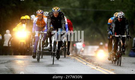 Sky Londa, Californie -- les pilotes voyagent le long de la route 35 près de Woodside lors de l'étape 2 de la course cycliste Amgen Tour of California le lundi 16 février 2009. La course par étapes de 9 jours de 750 miles, inspirée du Tour de France et présentée par AEG, emmènera 17 des meilleures équipes cyclistes professionnelles du monde de Sacramento au comté de San Diego du 14 au 22 février. Banque D'Images