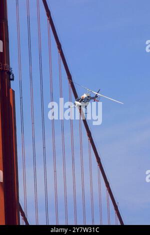 San Francisco, Californie : le pont du Golden Gate était l'un des deux ponts qui ont été des cibles possibles du terrorisme dans la région de la baie de San Francisco et est patrouillé par un hélicoptère de la California Highway Patrol le vendredi 2 novembre 2001. Gray Davis, le gouverneur de Californie, alerte le public sur un avertissement fédéral concernant de possibles attaques sur les ponts californiens. Banque D'Images