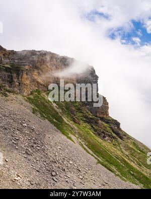 Vue depuis la route de haute montagne Hochalpenstrasse sur le paysage montagneux. Un petit nuage est descendu sur la montagne. Grossglockner High Alpine Road. Aust Banque D'Images