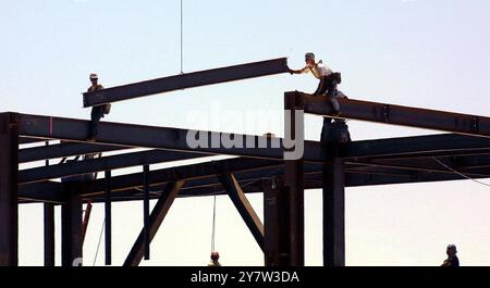 Alviso, Calif.,-- les ouvriers de la construction ont mis en place la structure en acier sur l'un des deux bâtiments Cisco qui n'aura que des fenêtres et des murs extérieurs et restera juste une coquille vide. Cisco, géant de la Silicon Valley, a suspendu la construction sur ce campus de 8 000 travailleurs ainsi qu'un autre projet à Fremont, Calif. Photo prise le mercredi 24 avril 2001. Banque D'Images