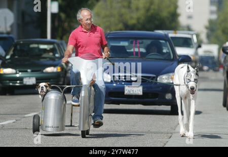 PALO ALTO, CALIFORNIE,--Jan Krieg, 60 ans, de Palo Alto, emmène ses chiens Louie, un bouledogue anglais de cinq mois et demi, et Humphry, un grand danois de six ans, pour un tour alors qu'il va déjeuner le mercredi 21 septembre 2005. Krieg est également connu sous le nom de Dr Technology, et a ajouté le sidecar à son vélo afin que Louie puisse rejoindre les deux lors de leurs promenades. Banque D'Images