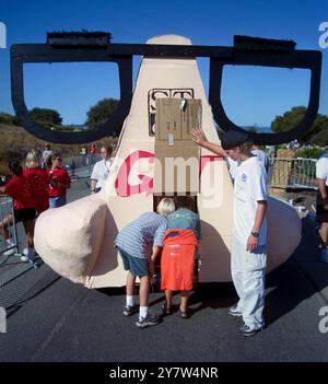 Menlo Park, Californie -- Gunn High School de Palo Alto, Calif., Robotics Team entrée 'Running Nose' est vérifiée après la course dans le quatrième Sand Hill Challenge annuel sur Sand Hill Road le dimanche 24 septembre 2000. Le nez est de 9 pieds 4 pouces de haut et 8 pieds de large. Le Sand Hill Challenge est l'occasion pour les voitures fantaisistes de la Silicon Valley de s'adonner à des compétiteurs et à des amateurs de divertissement, issus des plus grandes entreprises et sociétés de capital-risque. Banque D'Images