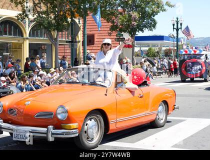 Alameda, CA - 4 juillet 2023 : participants au défilé d'Alameda du 4 juillet, l'un des plus grands et des plus longs défilés du jour de l'indépendance du pays. Banque D'Images