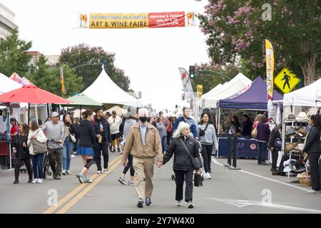 Alameda, CA - 27 juillet 2024 : participants au festival annuel Art et vin, plus de 250 artisans, aliments du festival, vins locaux de qualité supérieure et bières artisanales, Banque D'Images