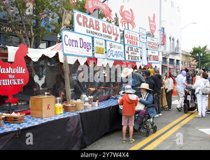 Alameda, CA - 27 juillet 2024 : participants au festival annuel Art et vin, plus de 250 artisans, aliments du festival, vins locaux de qualité supérieure et bières artisanales, Banque D'Images