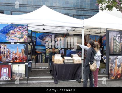 Alameda, CA - 27 juillet 2024 : participants au festival annuel Art et vin, plus de 250 artisans, aliments du festival, vins locaux de qualité supérieure et bières artisanales, Banque D'Images