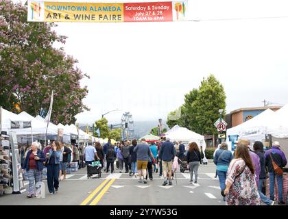 Alameda, CA - 27 juillet 2024 : participants au festival annuel Art et vin, plus de 250 artisans, aliments du festival, vins locaux de qualité supérieure et bières artisanales, Banque D'Images