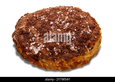 Gâteau éponge aux pommes maison recouvert de chocolat râpé et de sucre en poudre, isolé sur blanc avec clippimng chemin inclus Banque D'Images