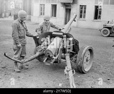 Tony Chafatinos, de Brooklyn, New york (à gauche) et PFC Seymour Sabel, de Newark, NJ avec un canon allemand capturé - un canon français de 7 mm daté de 1896, monté sur un châssis anti-char allemand. 5 août 1944 Banque D'Images