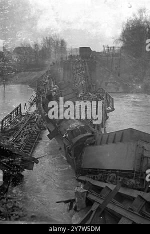 PONT FERROVIAIRE DE L'ÉPAVE NAZIE SUR LE TROISIÈME FRONT DE L'ARMÉE photos : un pont ferroviaire sur le secteur de la troisième armée du front occidental, détruit par les nazis avant de battre en retraite. 2 décembre 1944 Banque D'Images