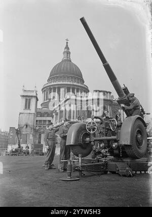 SITE AA DERRIÈRE LA CATHÉDRALE St PAUL POUR LA CAMPAGNE « S 'SALUTE THE SOLDIER' de LONDRES photos : en préparation pour la campagne « Salute the Soldier » de Londres, des artilleurs préparent l'un des 3,7 canons AA sur un site de démonstration derrière la Cathédrale St Paul. La campagne commence samedi. 22 mars 1944 Banque D'Images