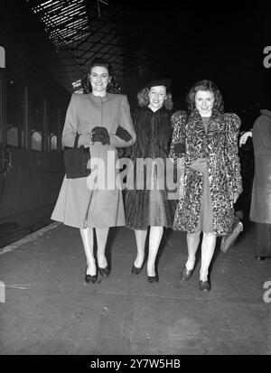 BERYL DAVIS RENCONTRE BERYL DAVIS - DEUX STARS DE LA BBC SE RENCONTRENT POUR DISCUTER DE CE QUI DOIT CHANGER DE NOM. Miss Beryl Davis, une star de la radio qui a fait plus de 2 300 émissions avant son 21ème anniversaire, a rencontré Miss Beryl Davis, de Birmingham soprano et nouvelle venue à la radiodiffusion, pour avoir un déjeuner libre ensemble et décider lequel va changer son nom, car la confusion est apparue récemment sur l'identité des noms lorsque la deuxième Miss Davis a commencé à diffuser. Photo montre : Miss Beryl Davis, la star de la radio (à gauche) apparaissant maintenant dans le film 'London Town' rencontre Miss Beryl Davis de Birmingham, qui a decid Banque D'Images