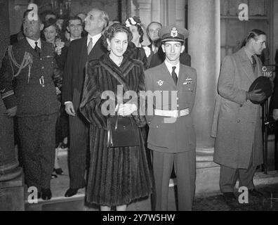 LE ROI EXILÉ DE YOUGOSLAVIE ÉPOUSE LA PRINCESSE ALEXANDRA DE GRÈCE À LONDRES le roi et la reine ainsi que des représentants d'autres maisons royales d'Europe étaient présents lorsque le roi Pierre II de Yougoslavie épouse la princesse Alexandra de Grèce à l'ambassade yougoslave à Londres. La cérémonie a été conduite par Arch Priest Z Ristanovitch, qui représente l'Église orthodoxe serbe dans ce pays. Photos : le roi Pierre avec sa mariée quittant l'ambassade yougoslave après la cérémonie de mariage. 20 mars 1944 Banque D'Images