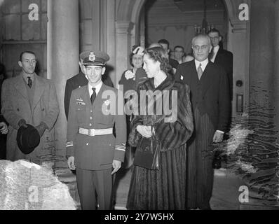 LE ROI EXILÉ DE YOUGOSLAVIE ÉPOUSE LA PRINCESSE ALEXANDRA DE GRÈCE À LONDRES le roi et la reine ainsi que d'autres représentants des maisons royales d'Europe étaient présents lorsque le roi Pierre II de Yougoslavie a épousé la princesse Alexandra de Grèce, à l'ambassade yougoslave de Londres. La cérémonie a été conduite par Arch Priest Ristanovitch représentant l'Église orthodoxe serbe dans ce pays. PIT montre : le roi Pierre avec sa mariée quittant l'ambassade yougoslave après la cérémonie de mariage. 20 mars 1944 Banque D'Images