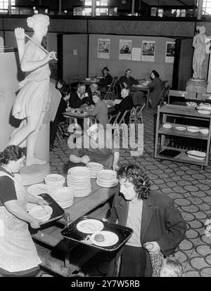 DÉJEUNER DES LONDONIENS AVEC LES DIEUX : LES REPAS DU MUSÉE À DES PRIX POPULAIRES les restaurants britanniques, ouverts par le Londoners' Meals Service pour fournir de la bonne nourriture à des prix minimums, sont apparus presque partout à Londres, de Park Lane à Putney, pendant la guerre. Le plus étrange est au Bethnal Green Museum, dans l’East End, où 1000 déjeuners chauds peuvent être servis chaque jour. Les clients paient dix pence ou un shilling dans le hall, à un stand à côté d'un buste de Garibaldi, le patriote italien, et prennent leur repas à un comptoir de service, le transportant devant un buste d'Oliver Cromwell, Lord protecteur du commonwealth, au c Banque D'Images